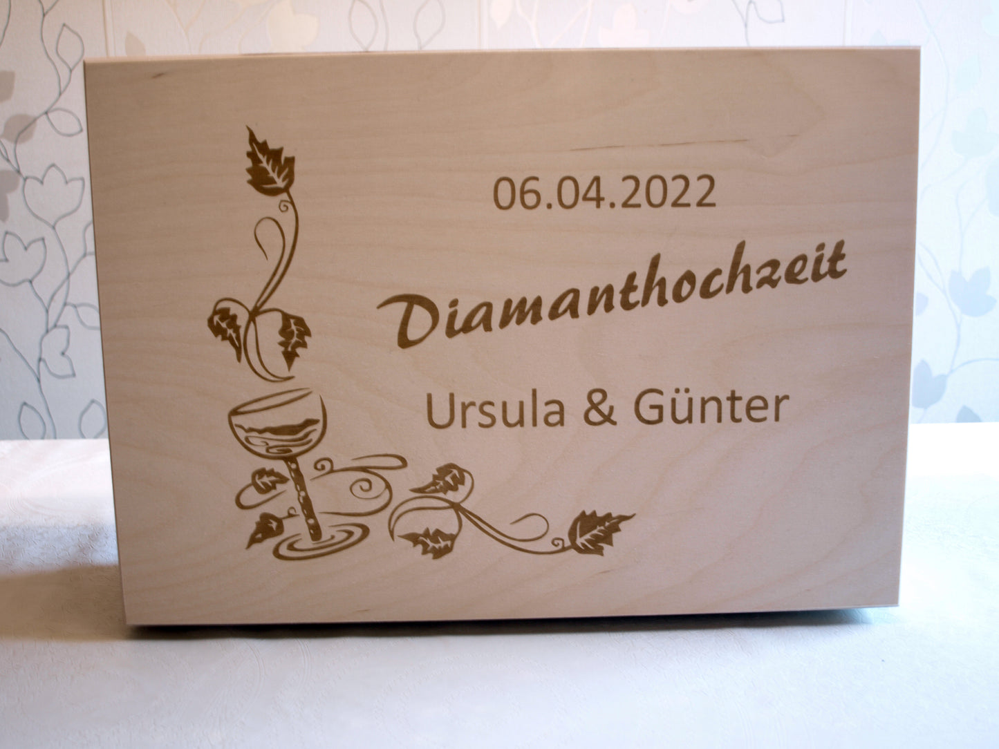 Holzkiste mit Gravur