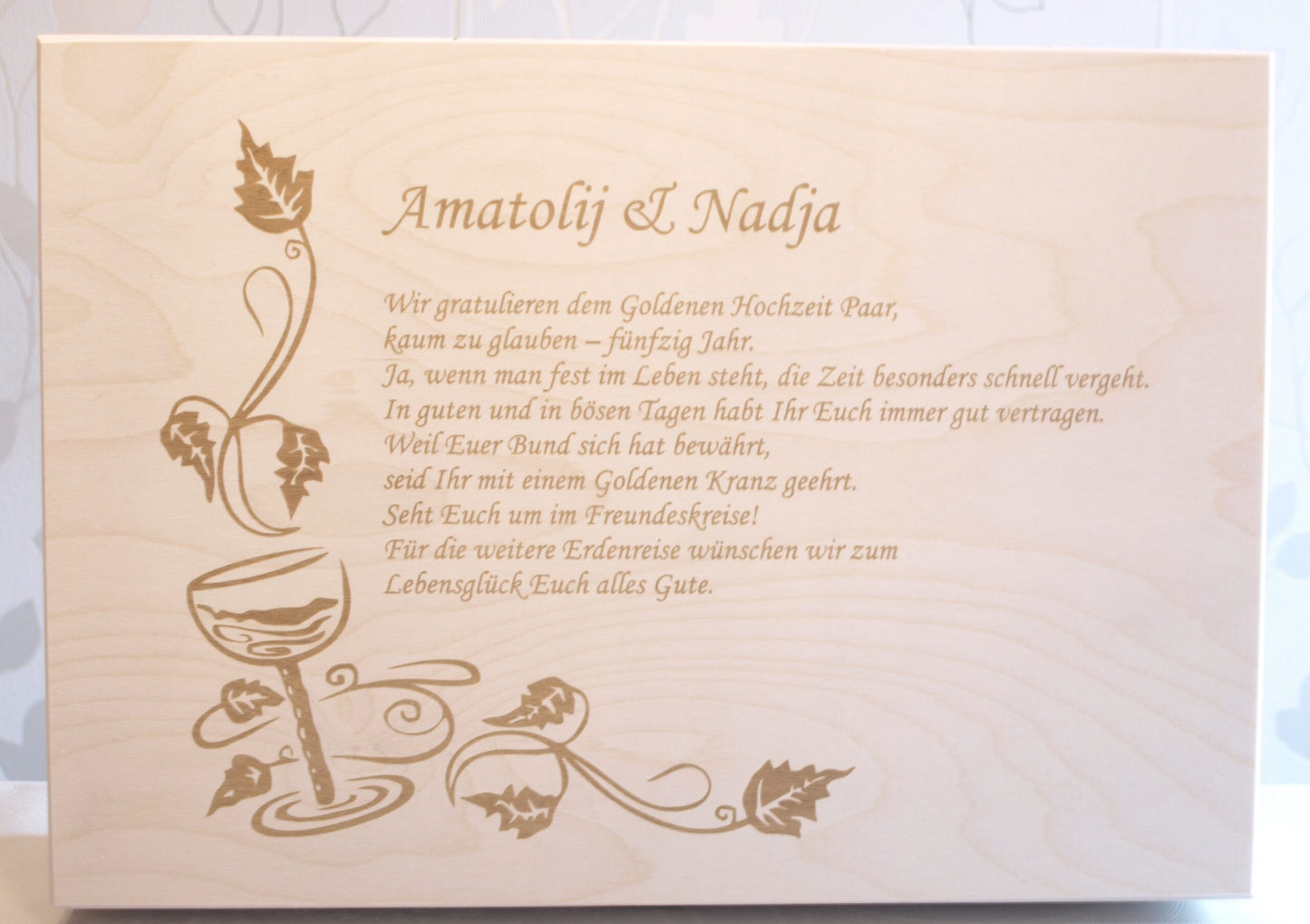 Holzkiste mit Gravur