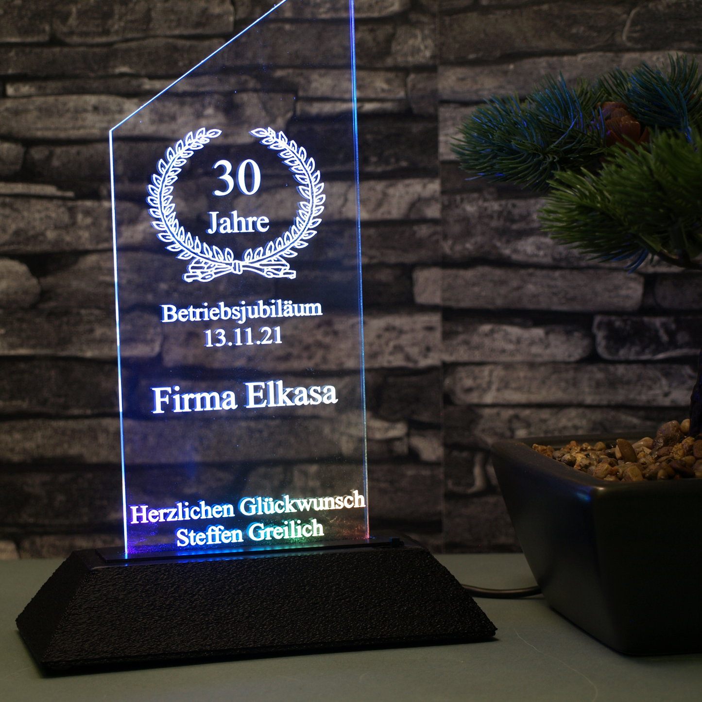 Acryltrophäe mit LED-Beleuchtung und Gravur