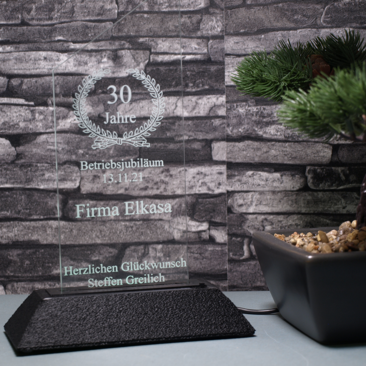 Acryltrophäe mit LED-Beleuchtung und Gravur