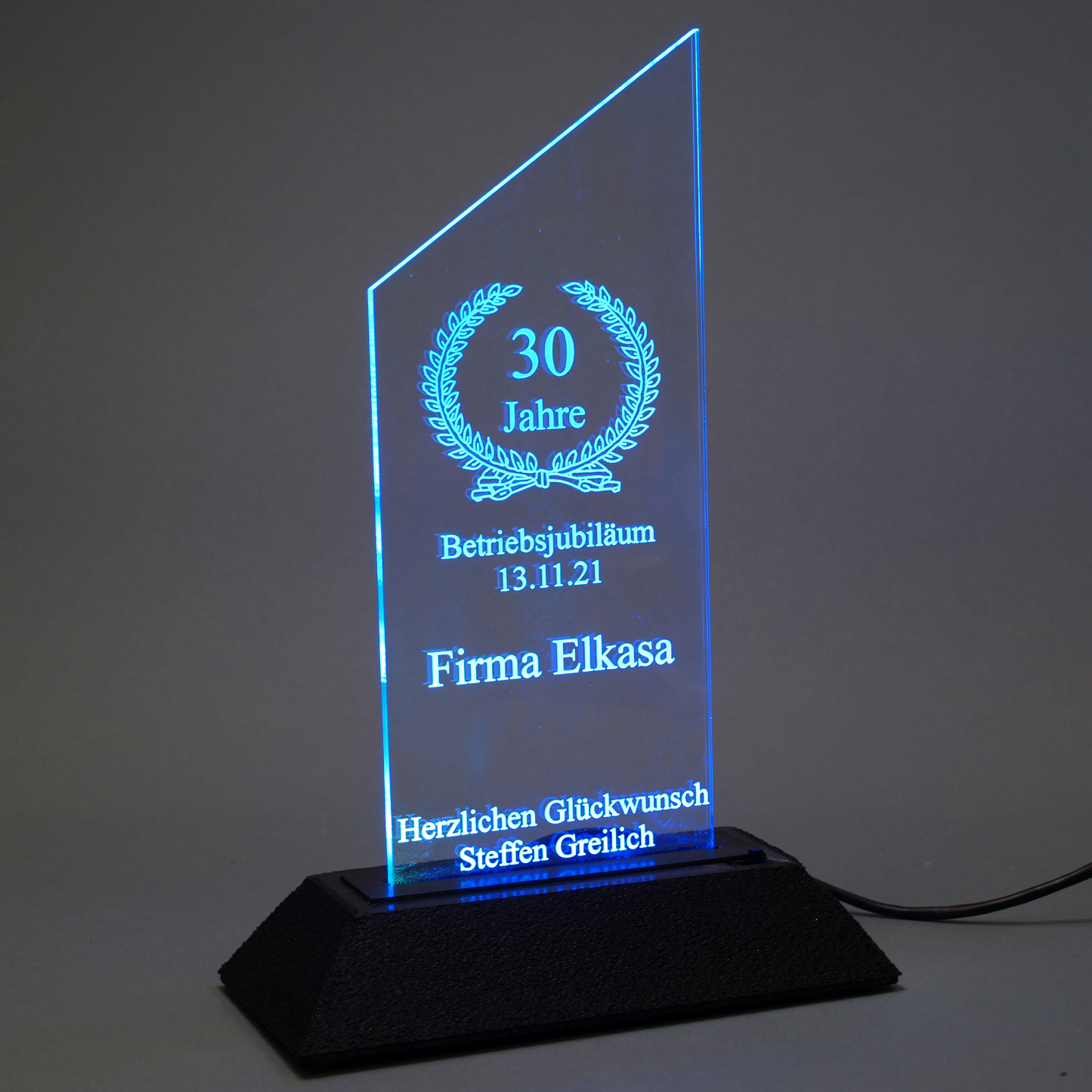 Acryltrophäe mit LED-Beleuchtung und Gravur