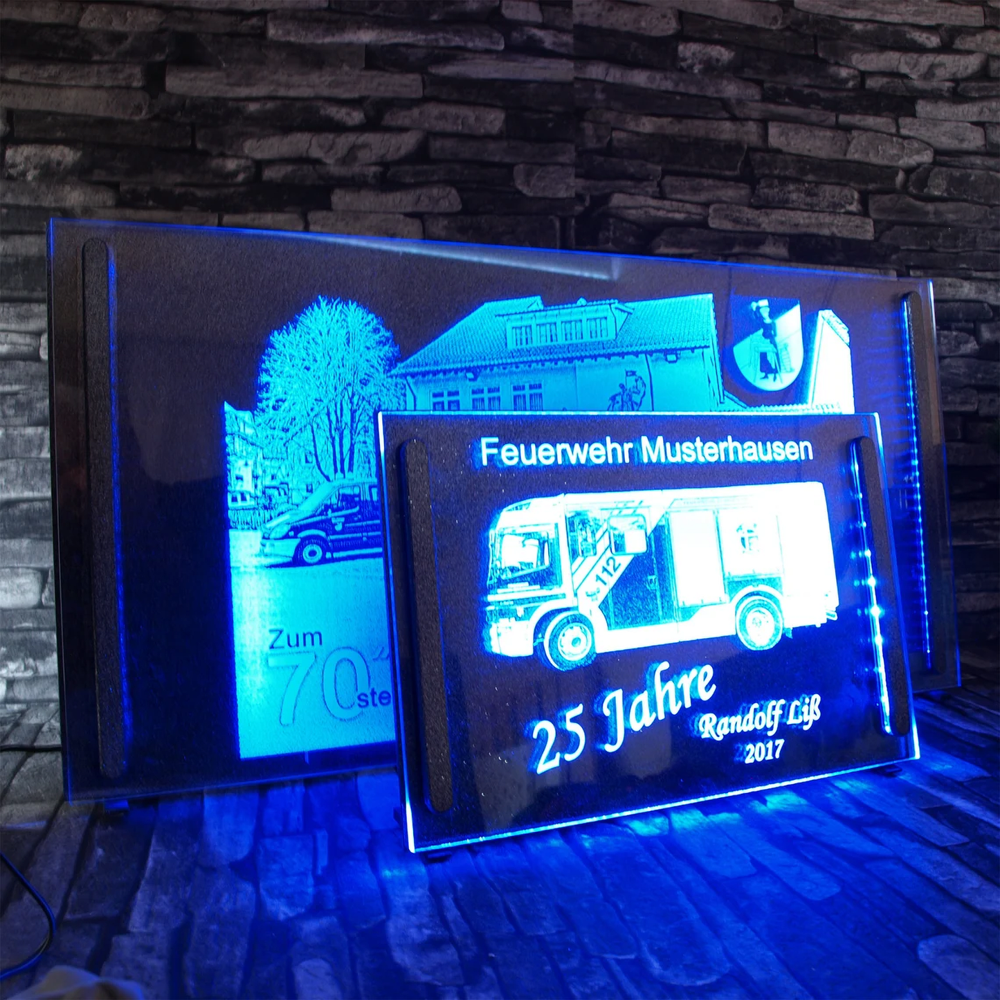 Zwei beleuchtete Acrylbilder