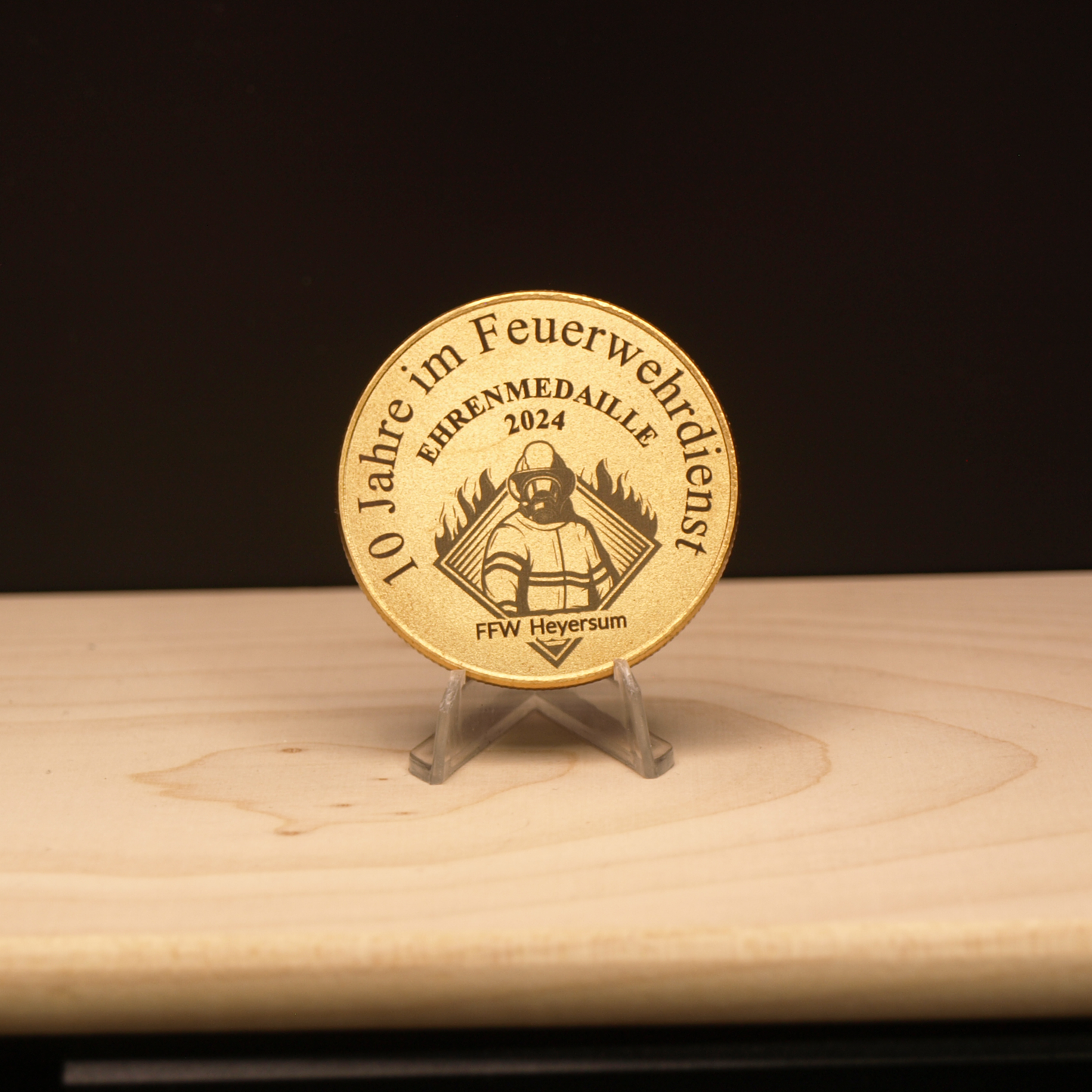 Messingmünze mit Oberflächengravur