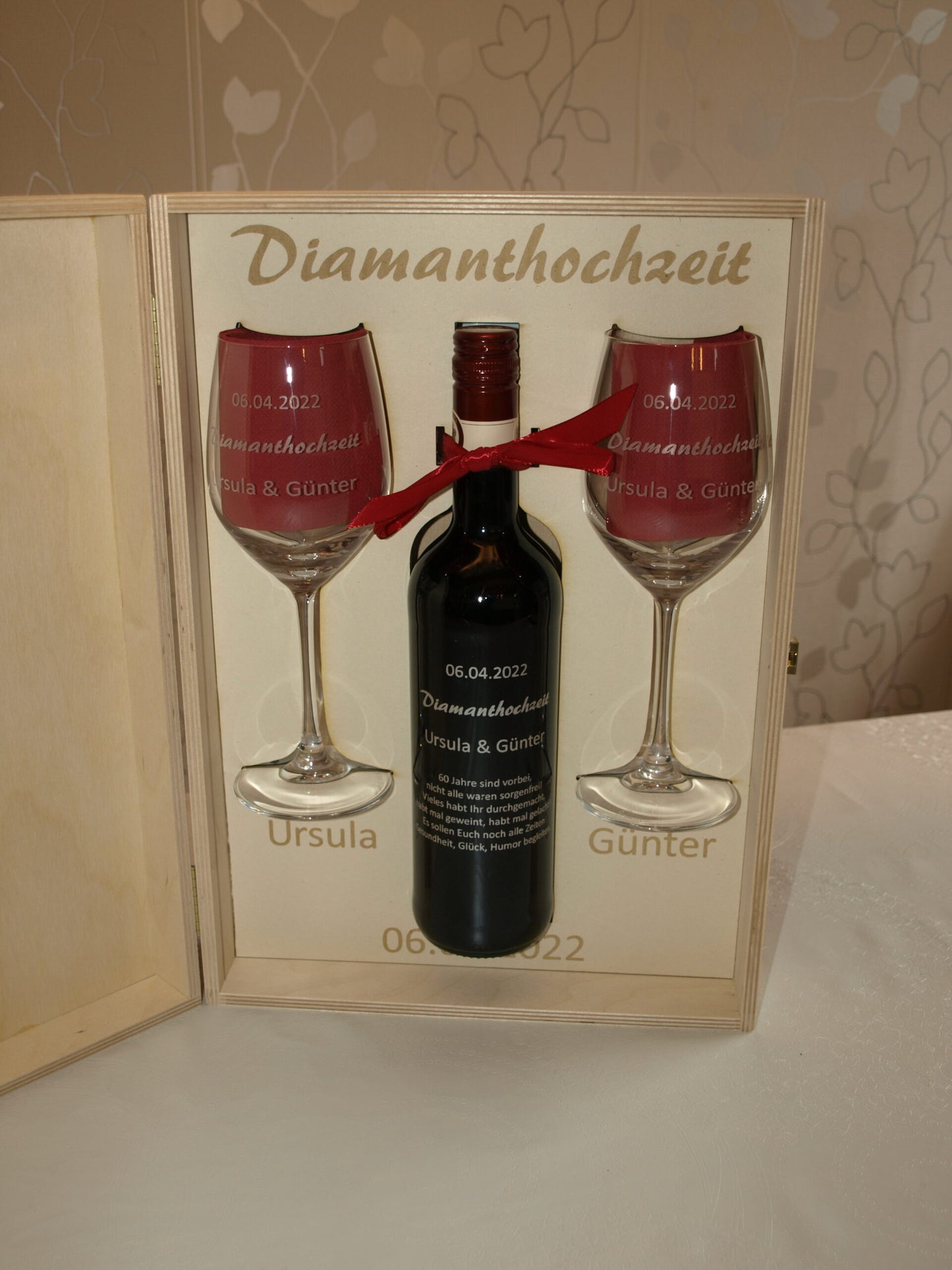 Geschenkset: Rotwein mit Weingläsern und Geschenkkiste inklusive Gravur