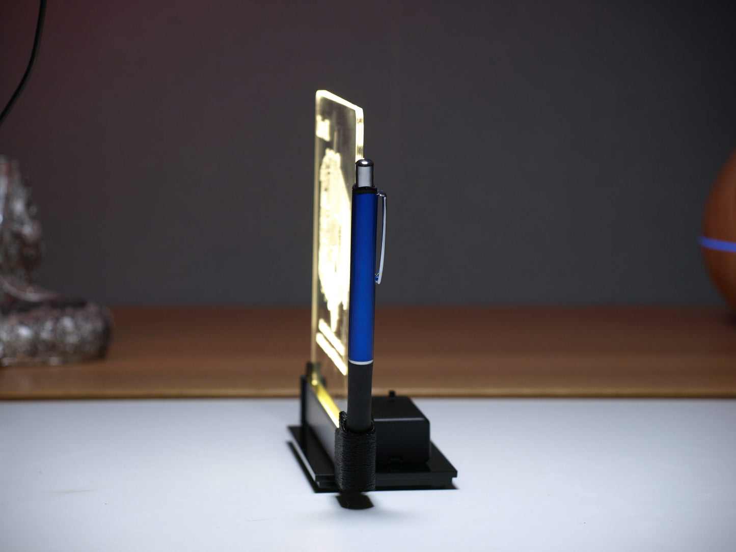 540 Acrylaufsteller mit Kugelschreiberhalterung und LED-Beleuchtung seitlich 2