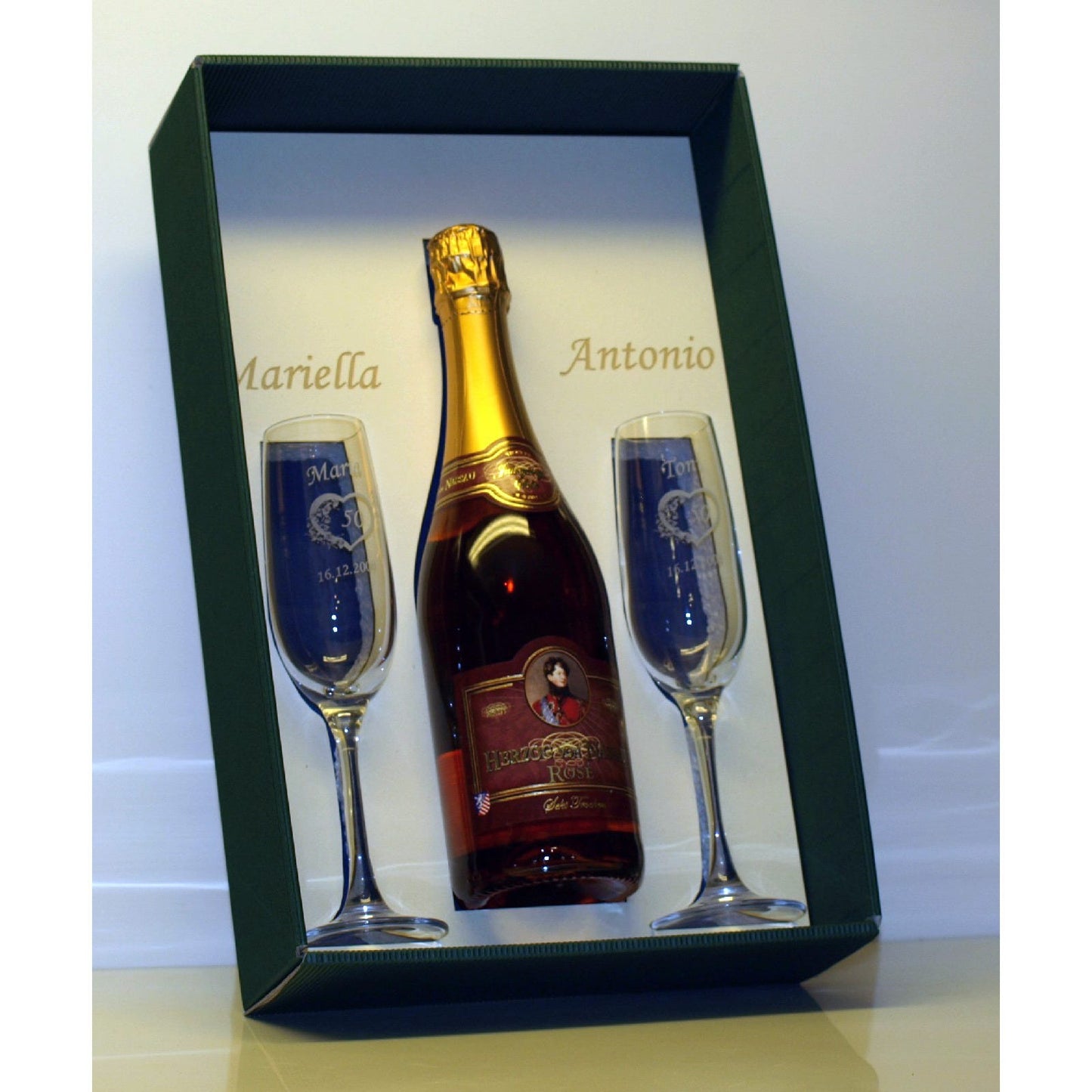 Geschenkset: Sektgläser Soiree mit Flasche und Karton inklusive Gravur