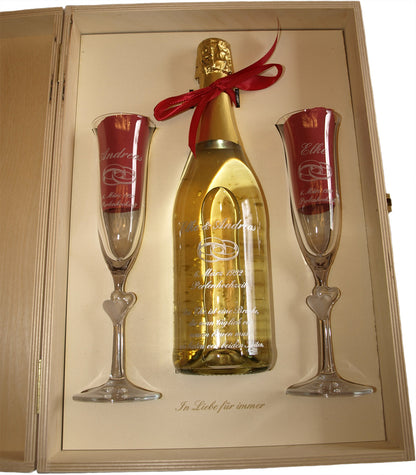 Geschenkset mit gravierter Flasche und zwei Sektgläsern in Holzbox.