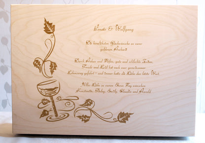 Holzkiste mit Gravur