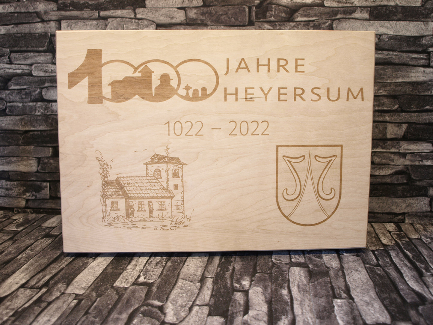 Holzkiste mit Gravur
