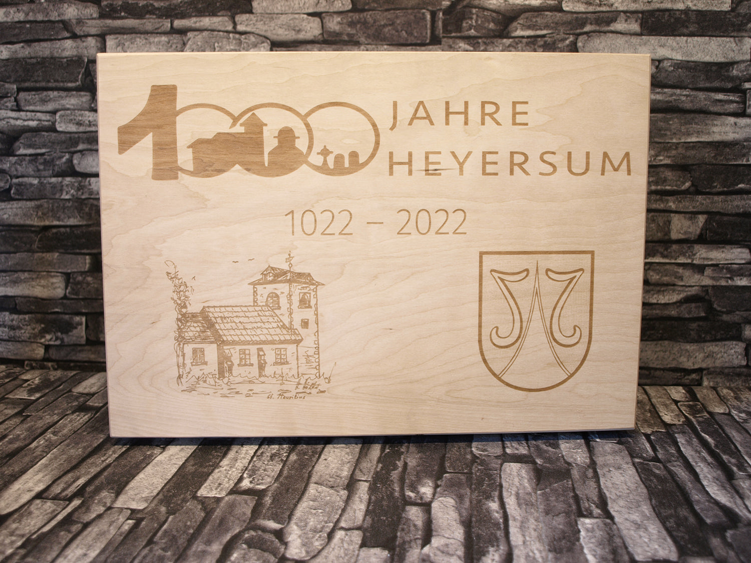 Holzkiste mit Gravur