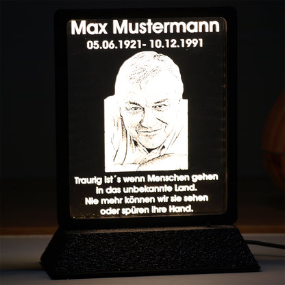 Gedenktafel Acrylglas im Rahmen mit LED Beleuchtung Fotogravur