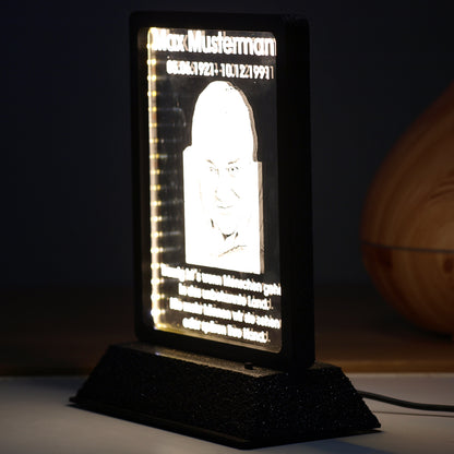 Gedenktafel Acrylglas im Rahmen mit LED Beleuchtung Fotogravur