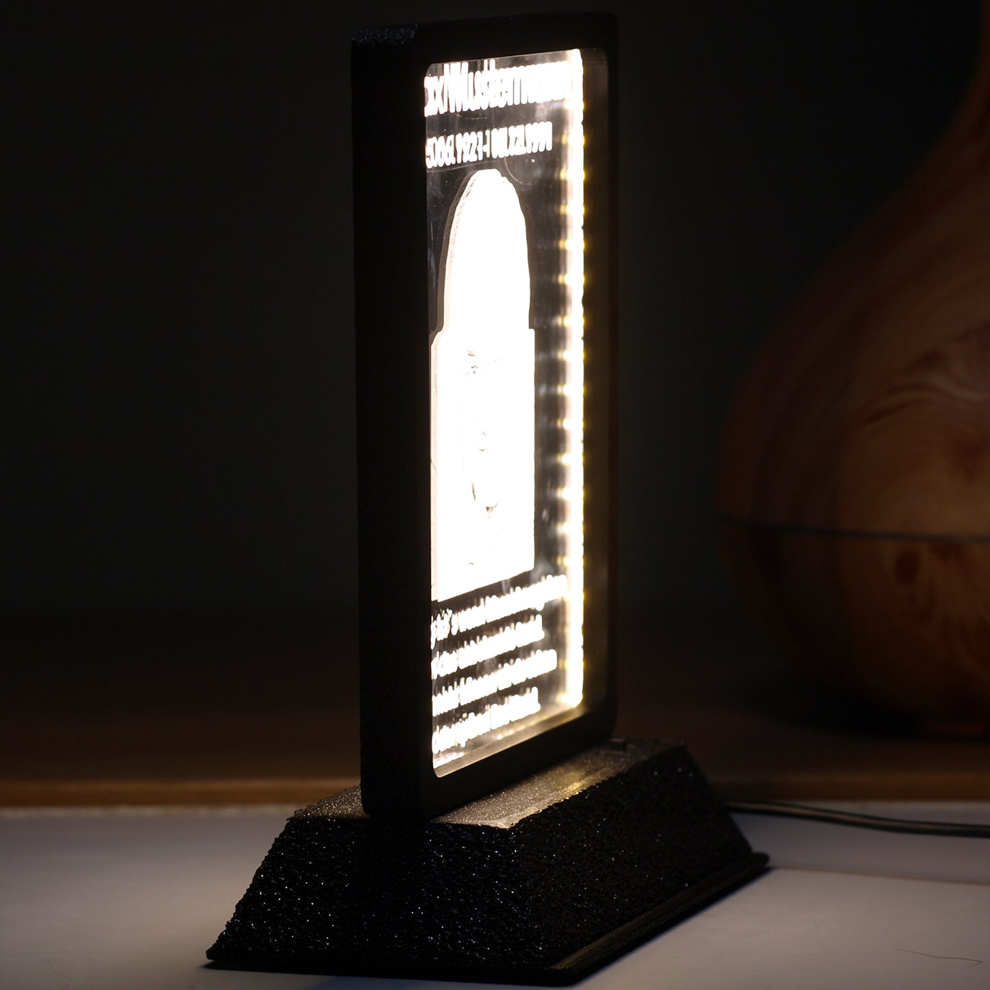 Gedenktafel Acrylglas im Rahmen mit LED Beleuchtung Fotogravur