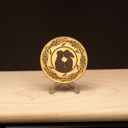 Messingmünze mit Oberflächengravur