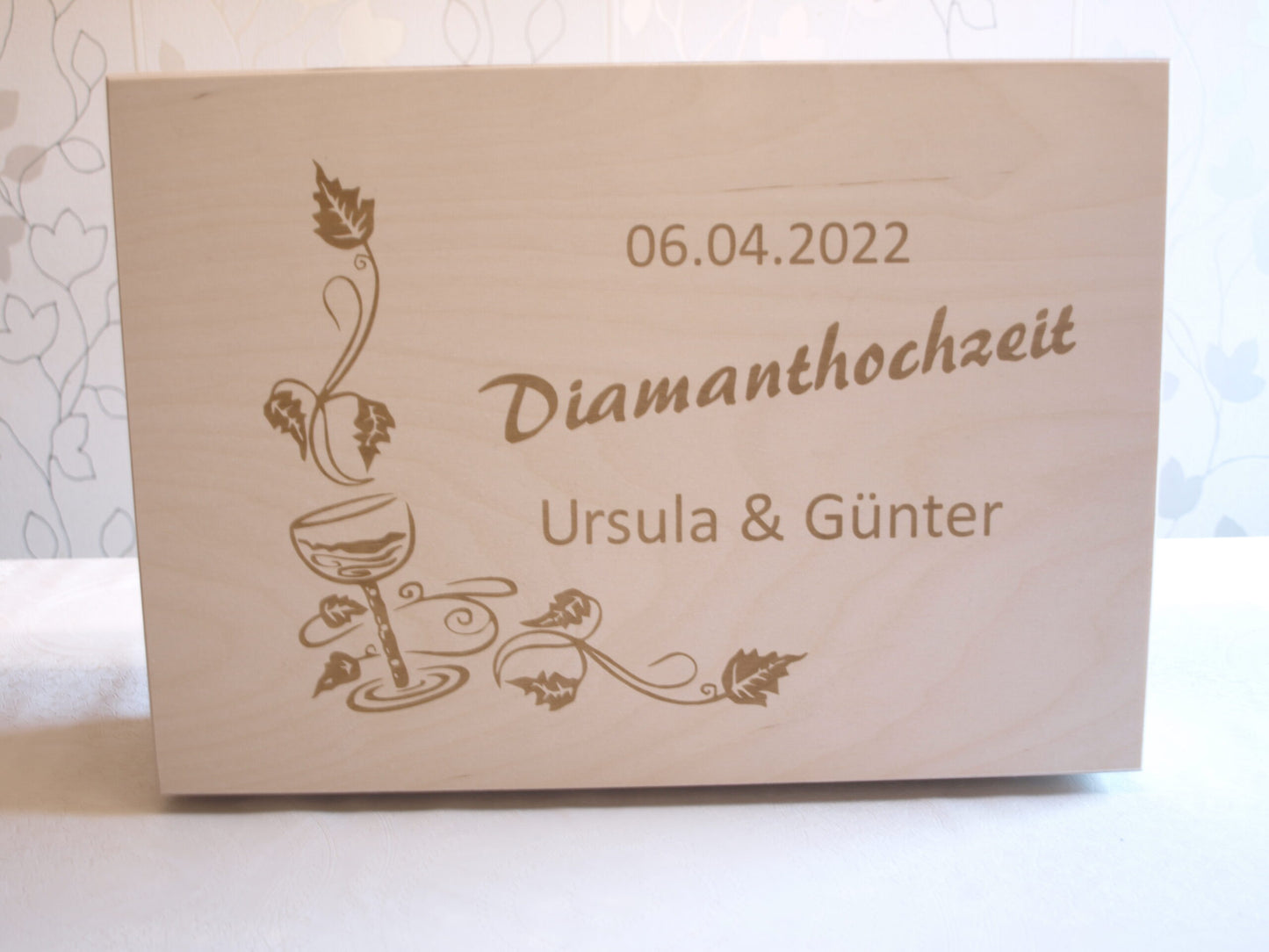 Geschenkset: Rotwein mit einem Rotweinglas Ballon und Geschenkkiste inklusive Gravur
