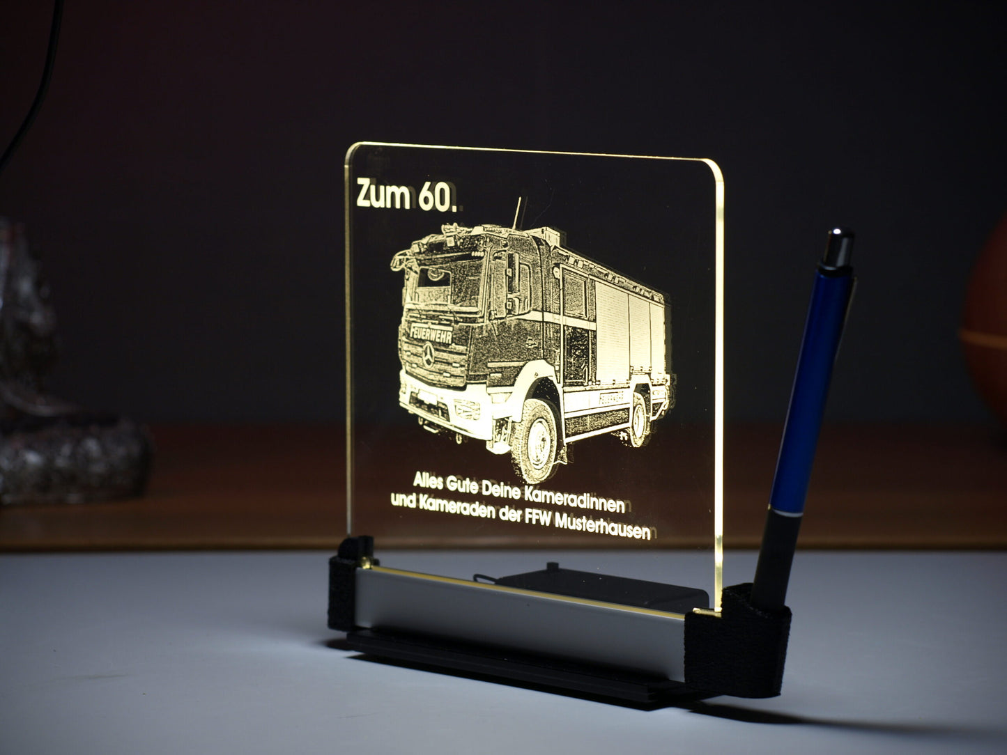 540 Acrylaufsteller mit Kugelschreiberhalterung und LED-Beleuchtung schräg