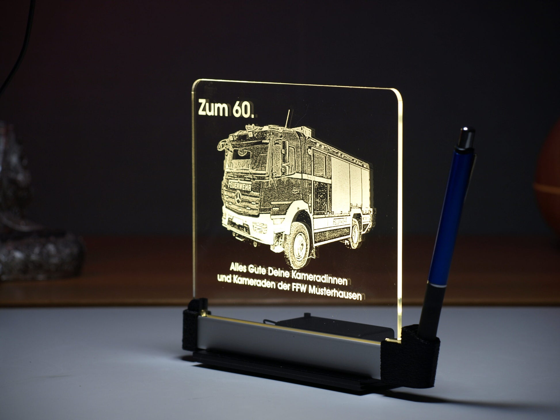 540 Acrylaufsteller mit Kugelschreiberhalterung und LED-Beleuchtung schräg