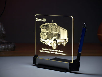 540 Acrylaufsteller mit Kugelschreiberhalterung und LED-Beleuchtung schräg